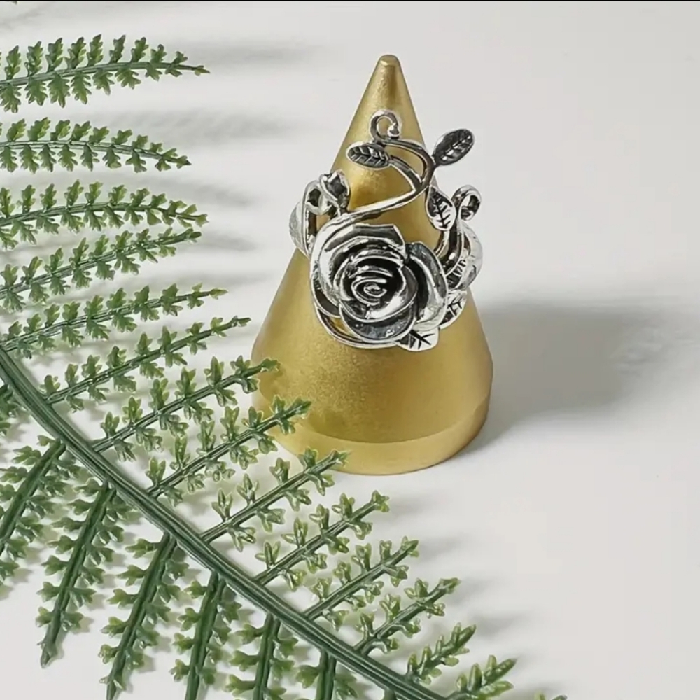 NEW! Vintage look  rose ring BOUTIQUE